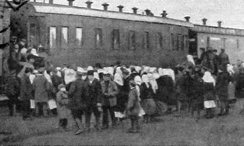 У вагона-выставки по охране здоровья агитпоезда имени В. И. Ленина.. "Здоровая деревня", 1926 год.
